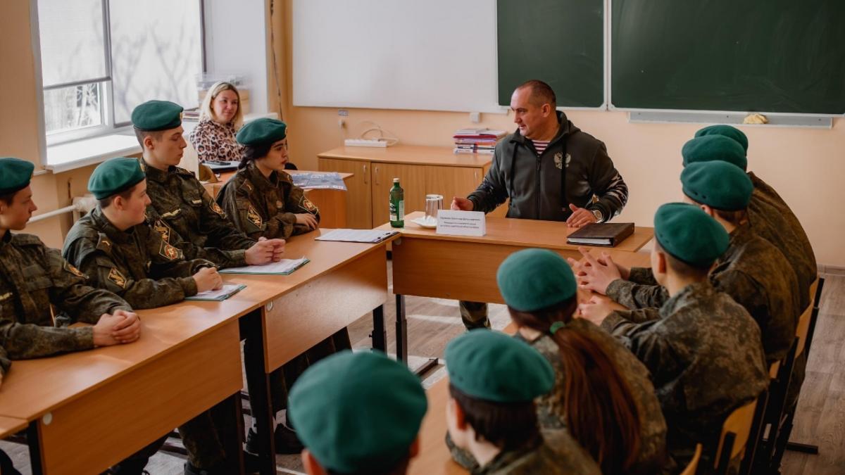 Калинин встретился с воспитанниками кадетских классов в Марксе