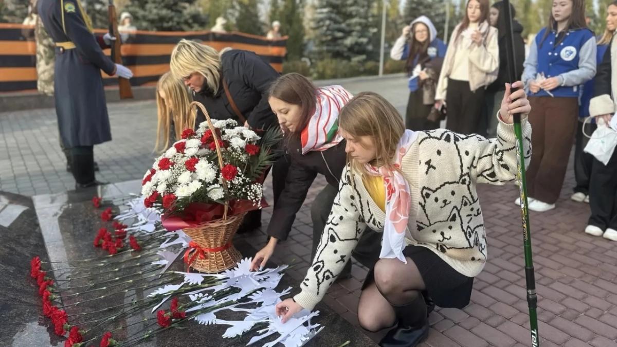 В Саратове активисты СР почтили память погибших защитников Отечества