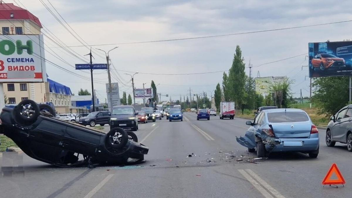 В Энгельсе после ДТП иномарка перевернулась на крышу