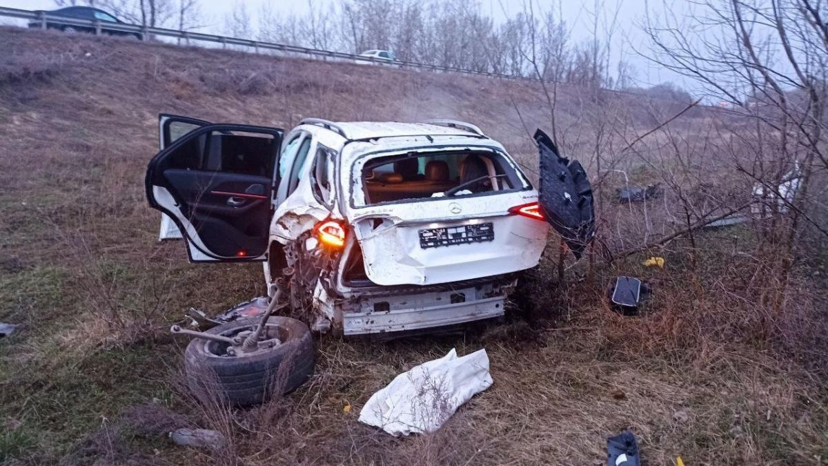 Под Саратовом водитель «Мерседеса» вылетел с трассы и разбился насмерть