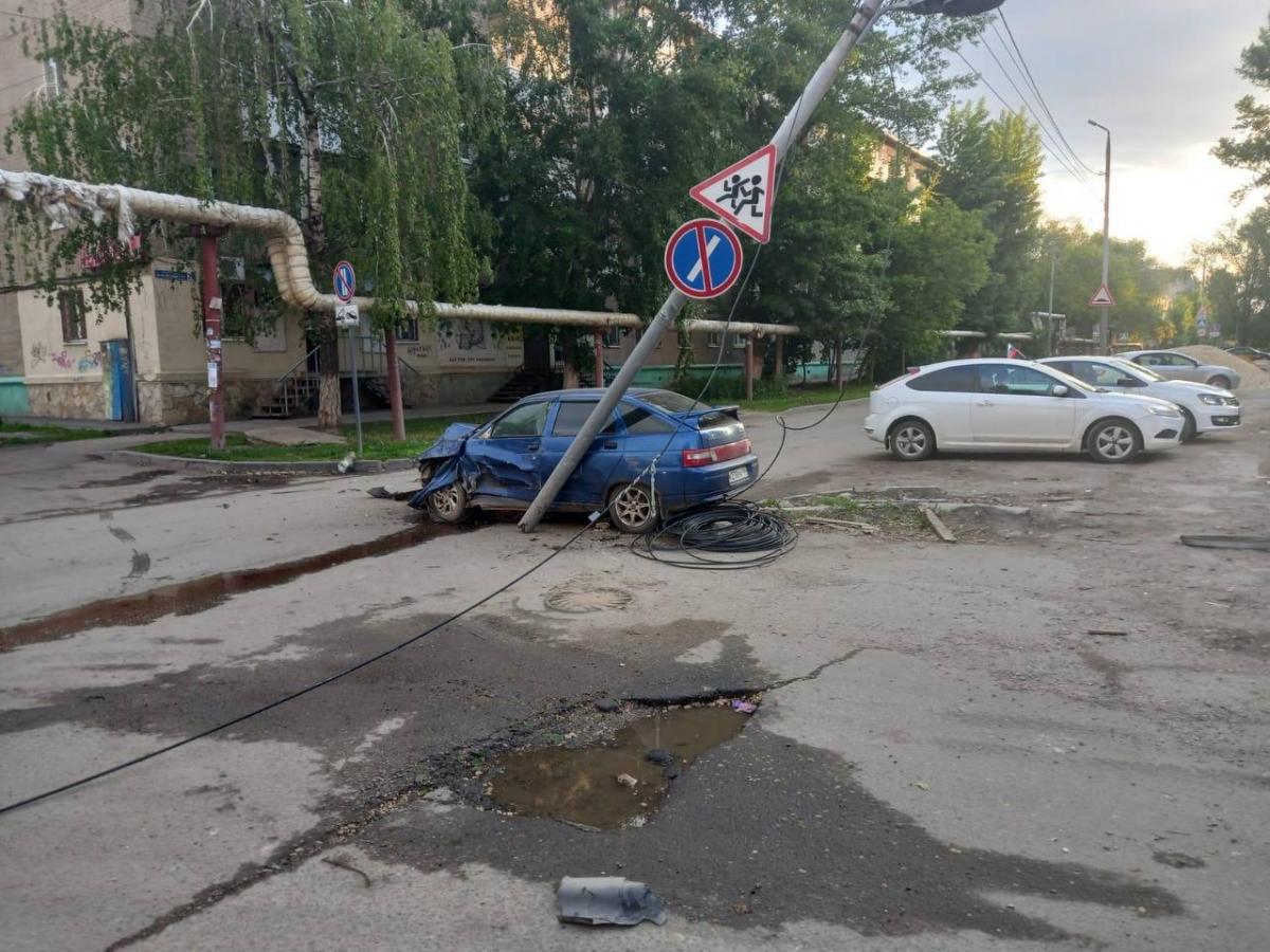 Рано утром в Заводском районе водитель «двенадцатой» снес столб