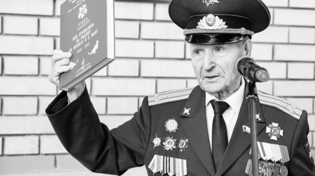 Память: в Саратове проходят выставки к 100-летию Георгия Фролова