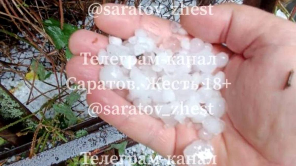 На Саратовскую область обрушился ливень с градом и ветром