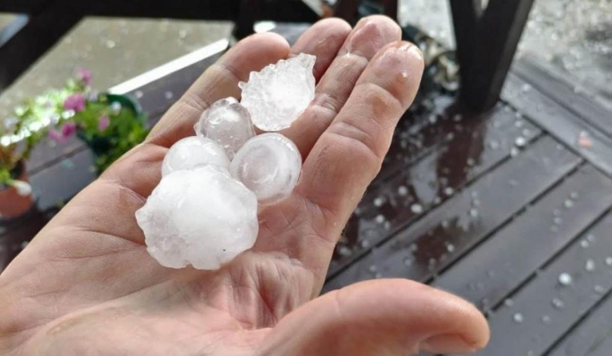 На Саратовскую область обрушился ураган с крупным градом