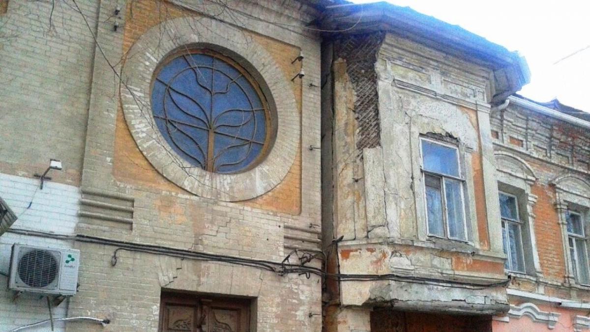 В Саратове кирпичи сыплются на головы горожан с ленинского дома