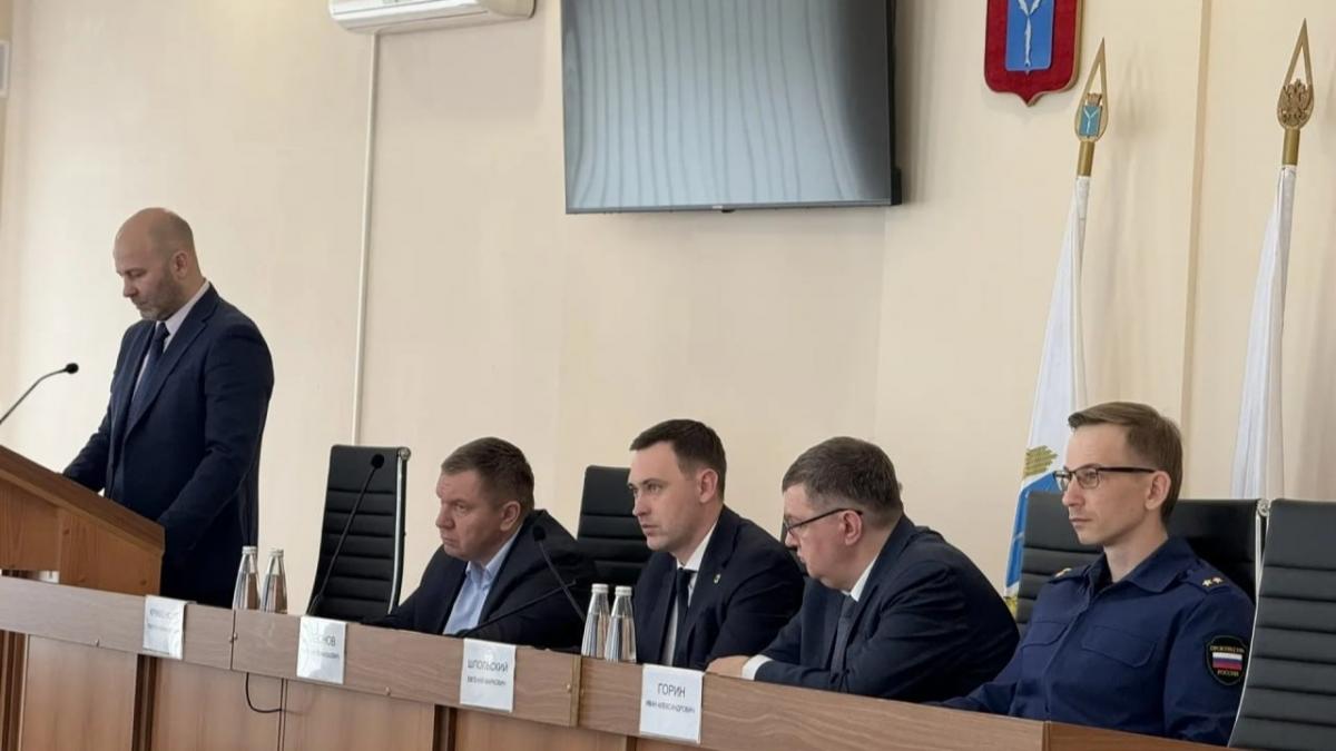 Максим Леонов призвал УК увеличить темпы уборки снега и наледи с крыш МКД