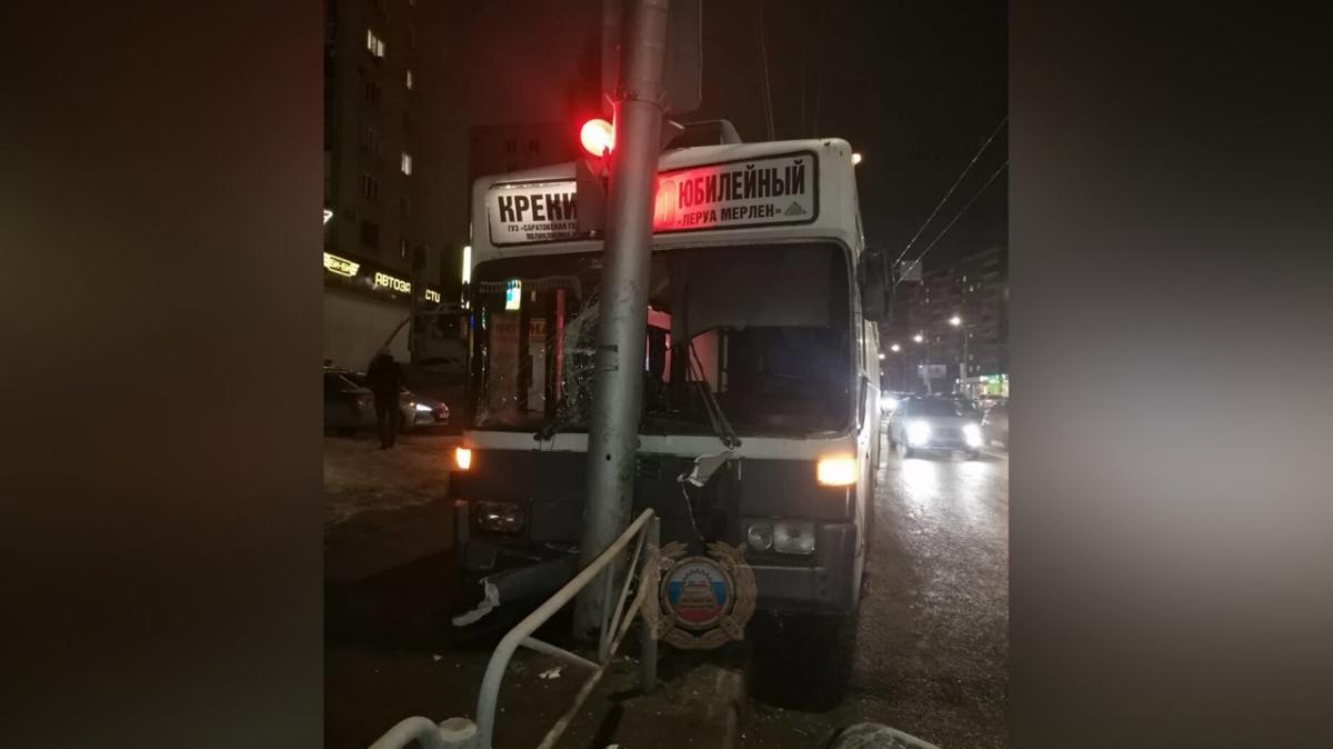 В Саратове рейсовый автобус №90 протаранил столб на Чернышевского