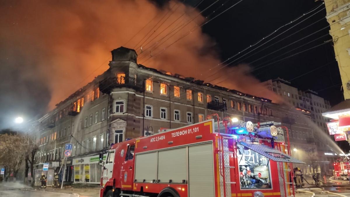 Сгорела гостиница «Россия» – ночью в центре Саратова был крупный пожар |  04.11.2021 | Саратов - БезФормата