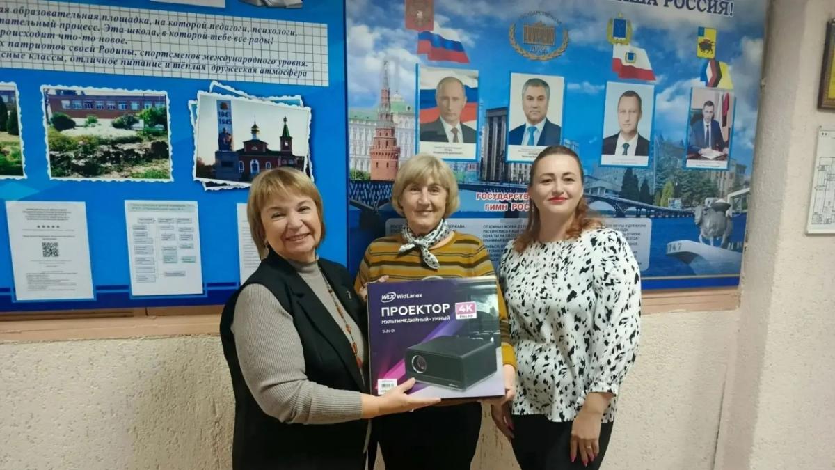 Депутат Саратовской облдумы подарил проектор школьной библиотеке