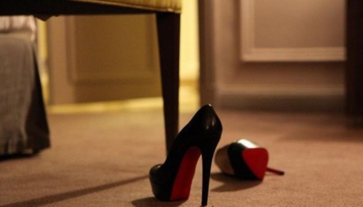 Песня ночью на кухне она скинет туфли. Девушка в туфлях. Женские туфли валяются. Женские туфли на полу. Разбросанные женские туфли.