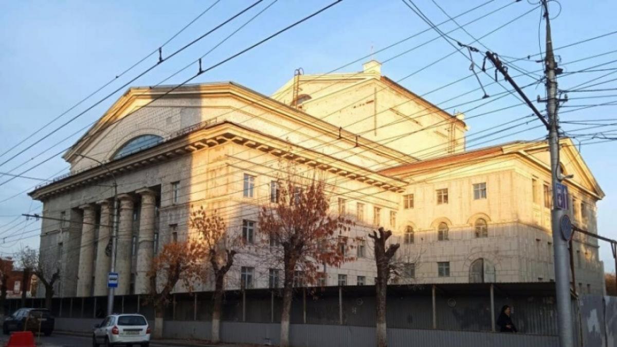 В Саратове подрядчик реконструкции оперного должен за полгода освоить 300 млн
