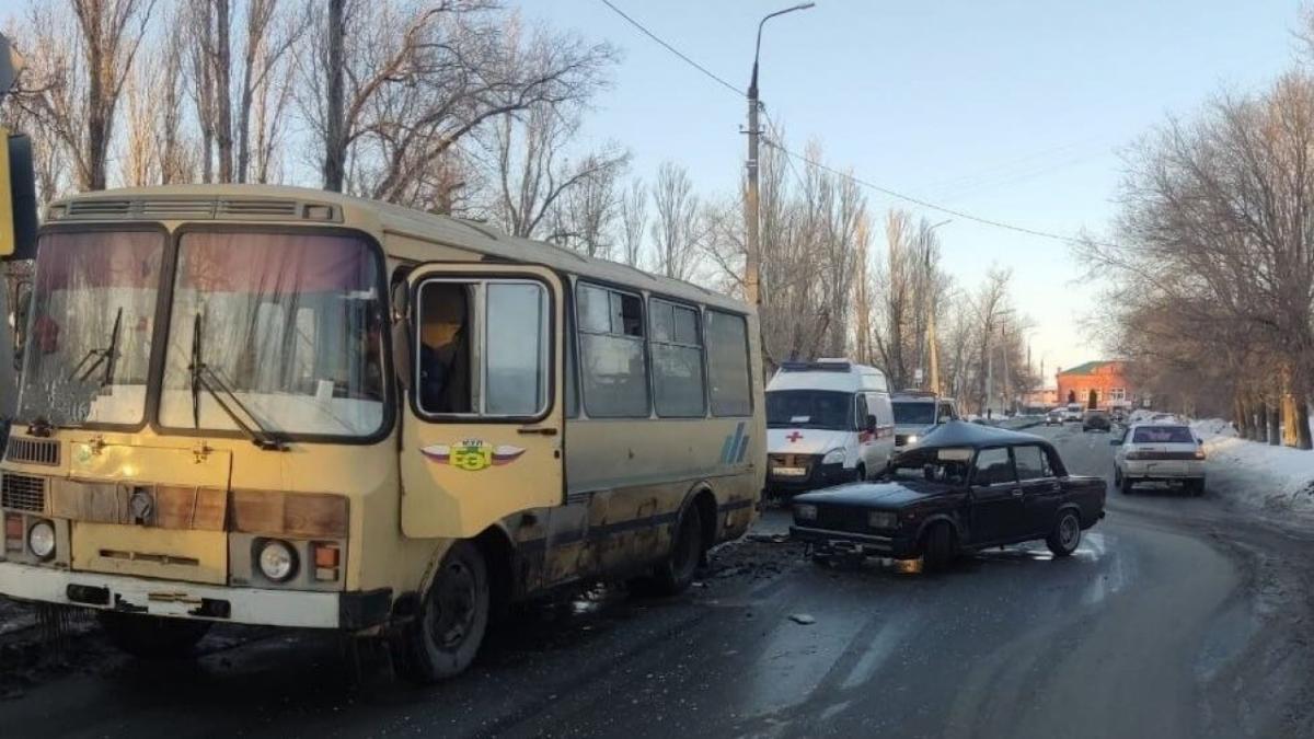 В массовом ДТП с автобусом под Саратовом пострадал водитель ВАЗа