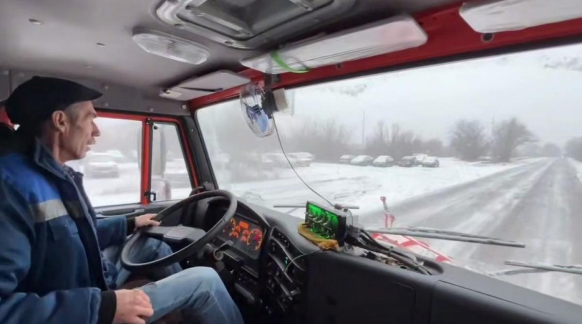 Первый снег: в Саратове и Энгельсе чистят и обрабатывают дороги