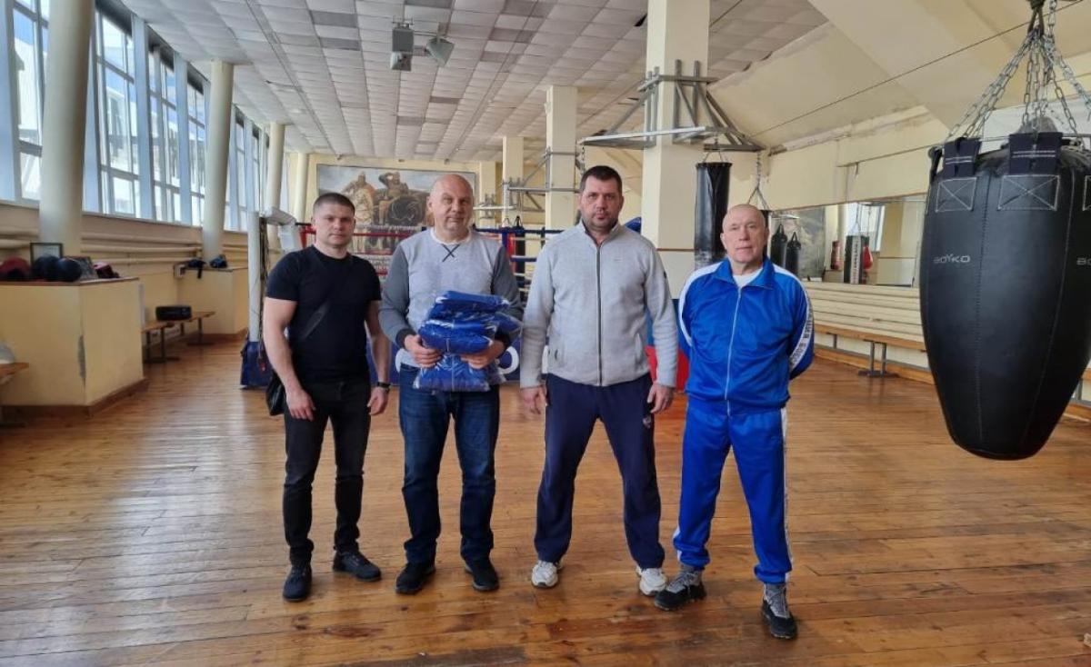 Саратовские тренеры получили спортивные костюмы от «Партии Дела»