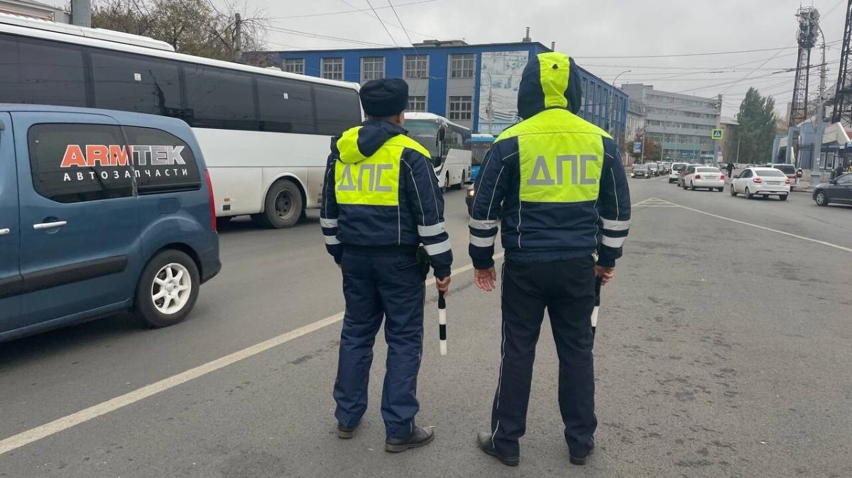 В Саратове 2 рейсовых автобуса столкнулись на остановке «Стрелка»