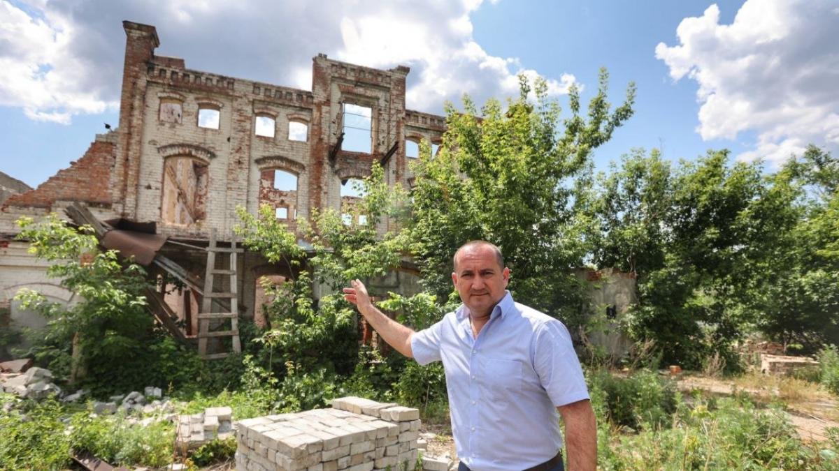 Вячеслав Калинин помогает жителям Елшанки спасти заброшенную достопримечательность