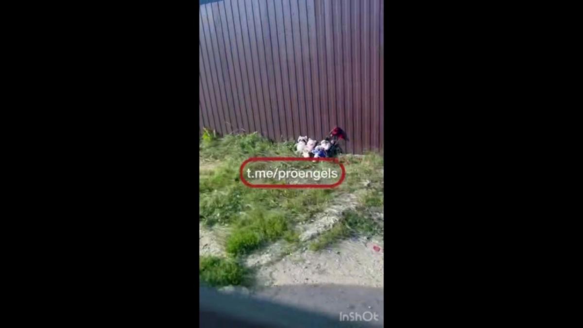 Жители Энгельса несут игрушки к месту гибели 15-летней школьницы