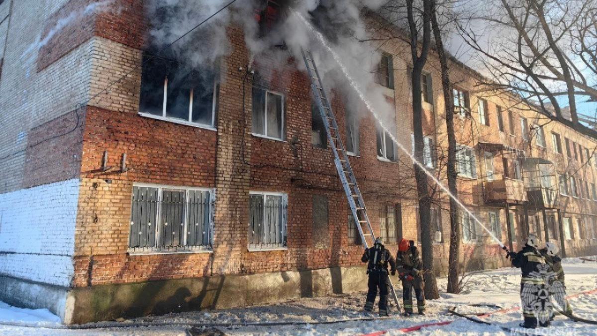 2 человека пострадали и 15 эвакуированы на пожаре в Летном городке Энгельса