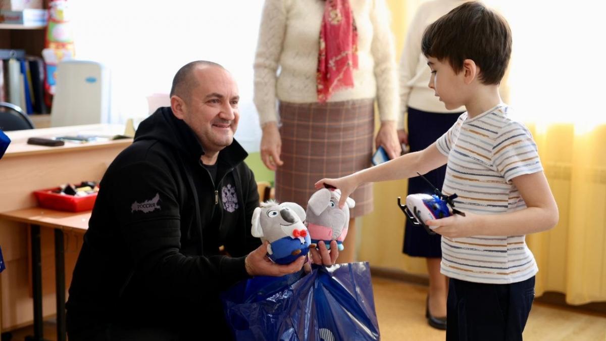 Депутат облдумы Вячеслав Калинин посетил воспитанников школы «Уникум»