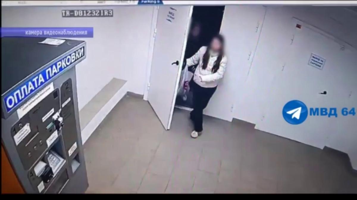 В Энгельсе 2 школьницы обокрали магазин одежды и попали на камеру