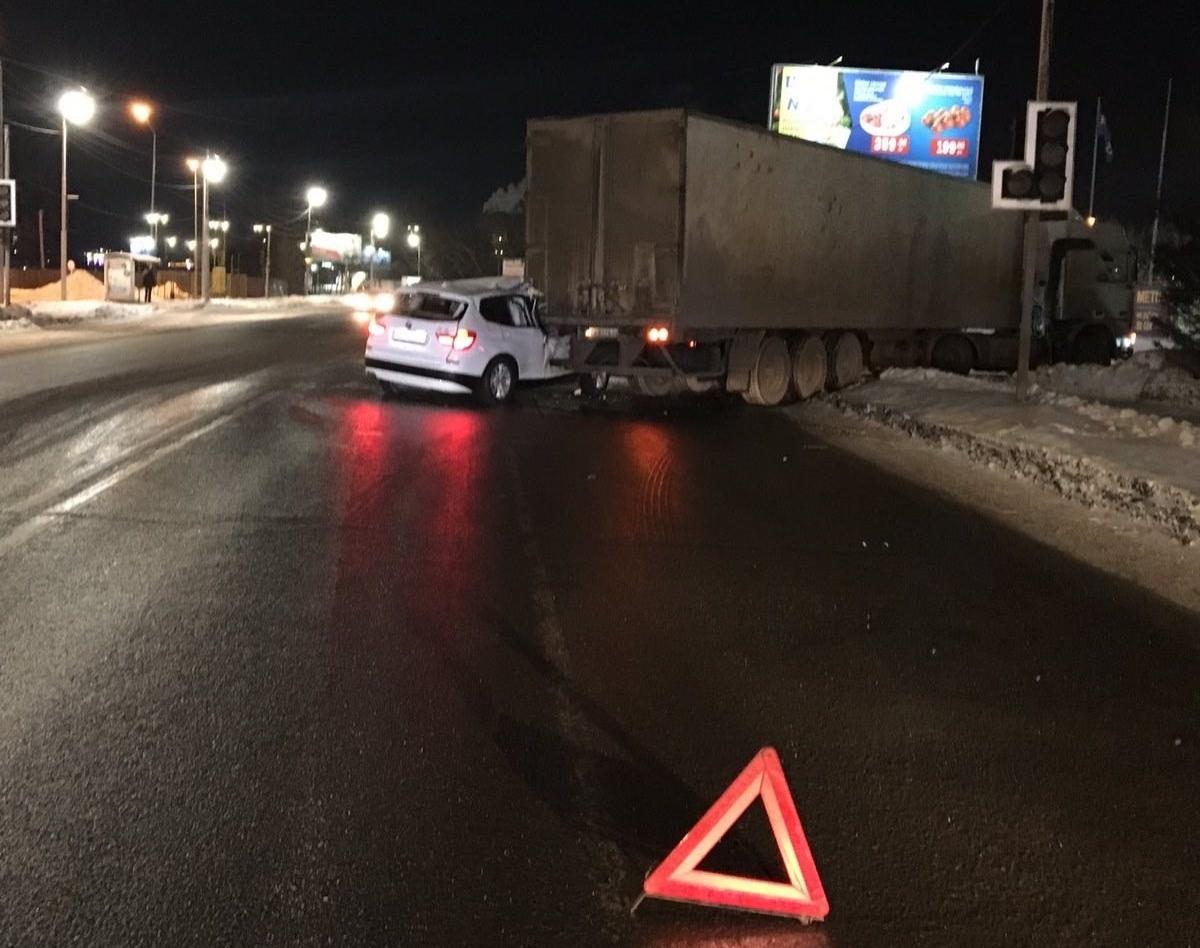 В Саратове водитель на «БМВ» влетел под фуру | 24.12.2021 | Саратов -  БезФормата