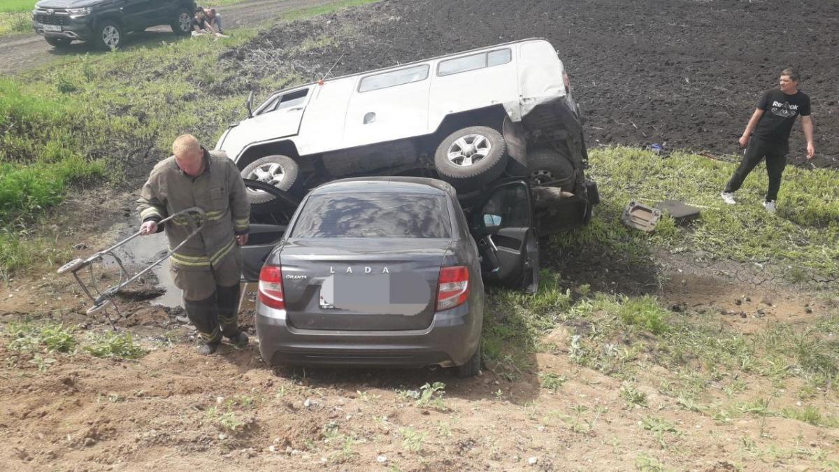 В ДТП под Аткарском УАЗ завалился на бок, пострадали два человека