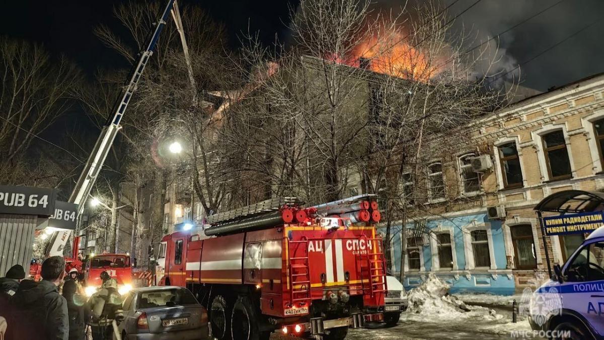 В Саратове пятиэтажку на Челюскинцев тушили 10 пожарных расчетов