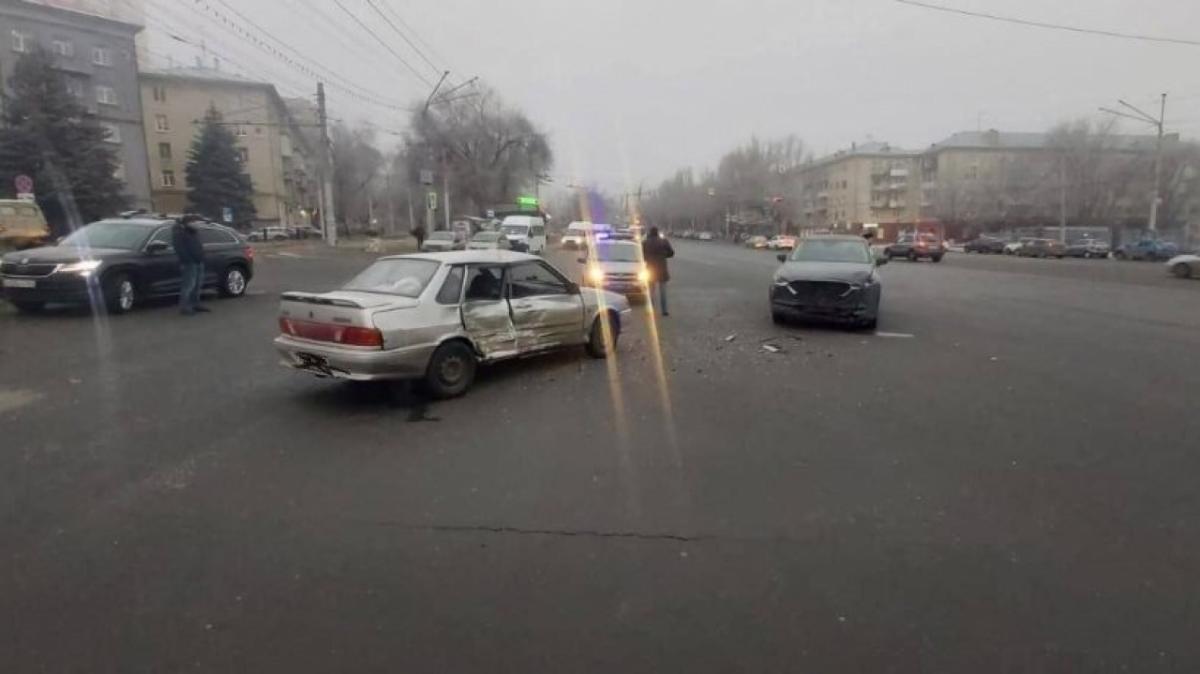 В Саратове двое малолетних детей пострадали в столкновении «Мазды» и «Жигулей»