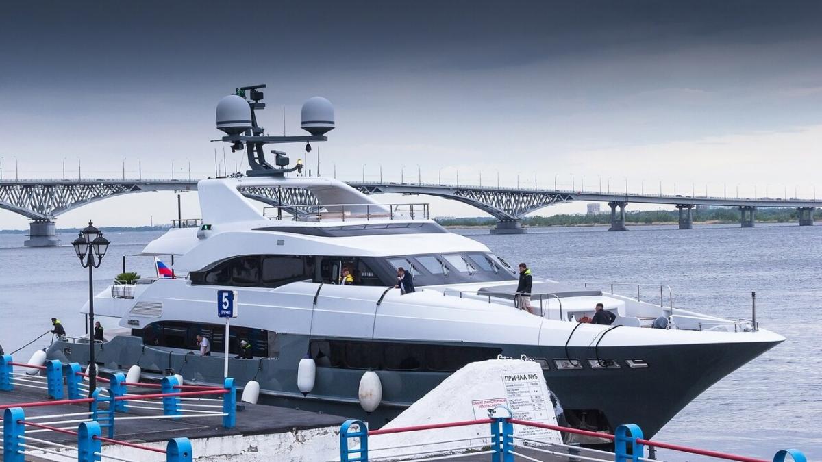 В Саратове причалила 41-метровая яхта «Legenda» стоимостью 500 млн