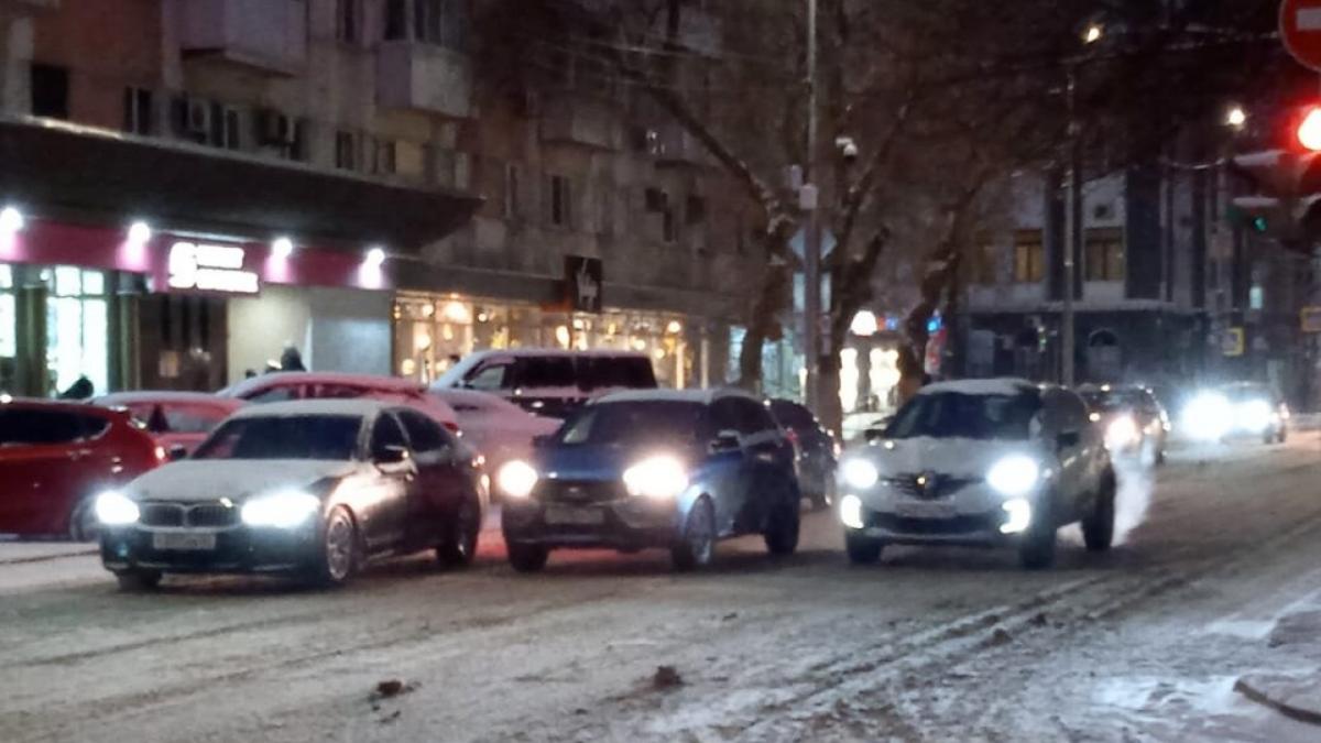 Госавтоинспекция предупредила саратовских автолюбителей о гололеде на дорогах