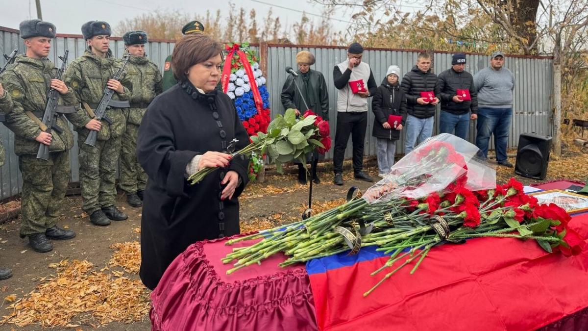 Под Саратовом простились с погибшим в СВО Антоном Абрамовым