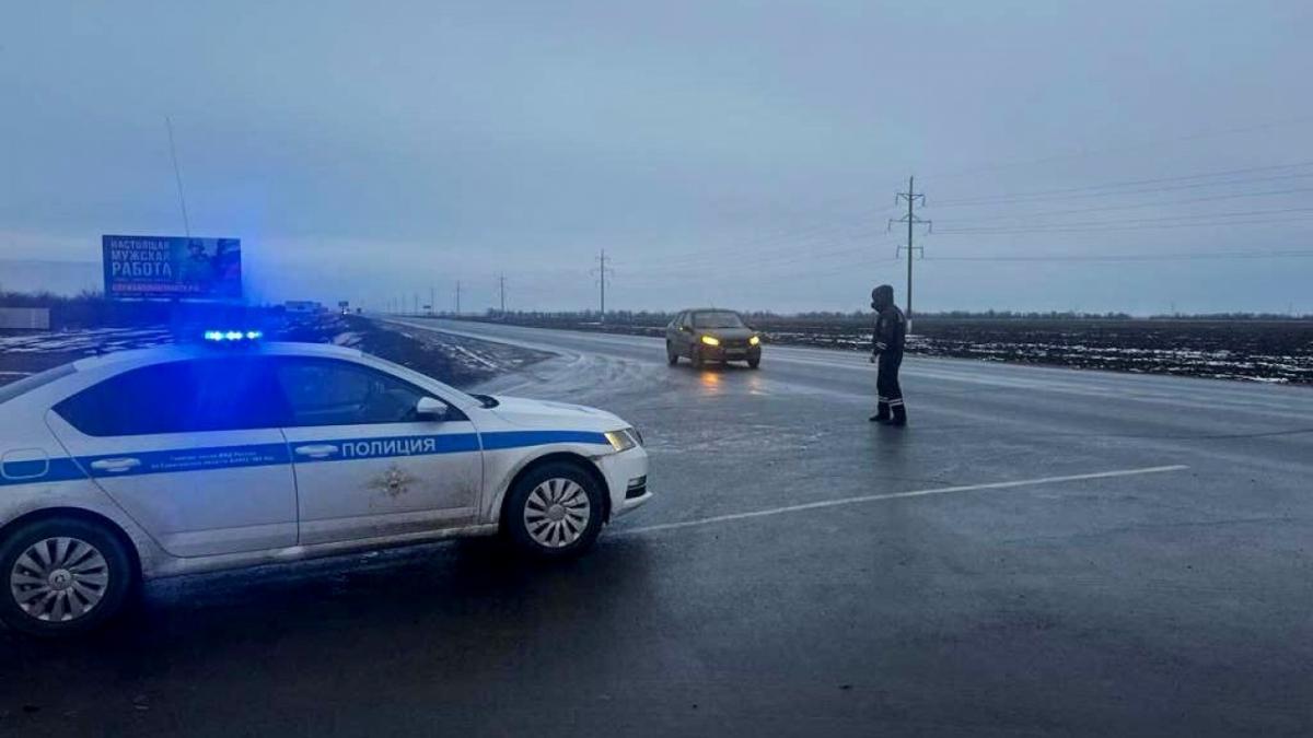 Саратовцев просят не садиться за руль 4 ноября из-за гололеда