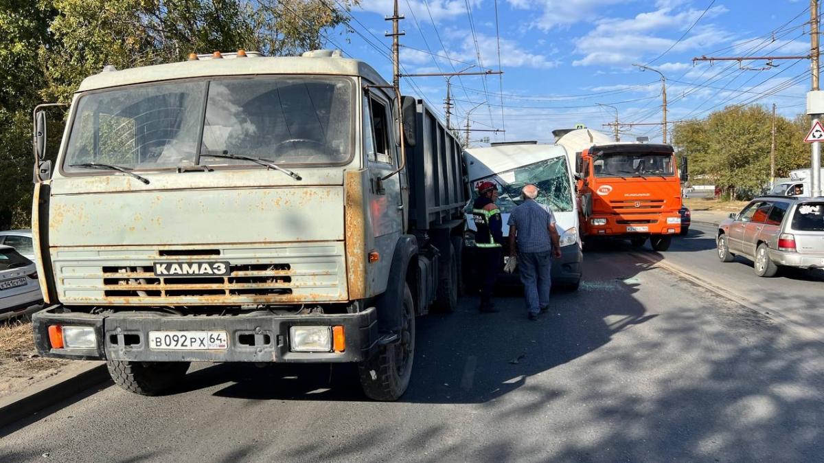 В Саратове 5 человек пострадали в ДТП маршрутки и КамАЗа