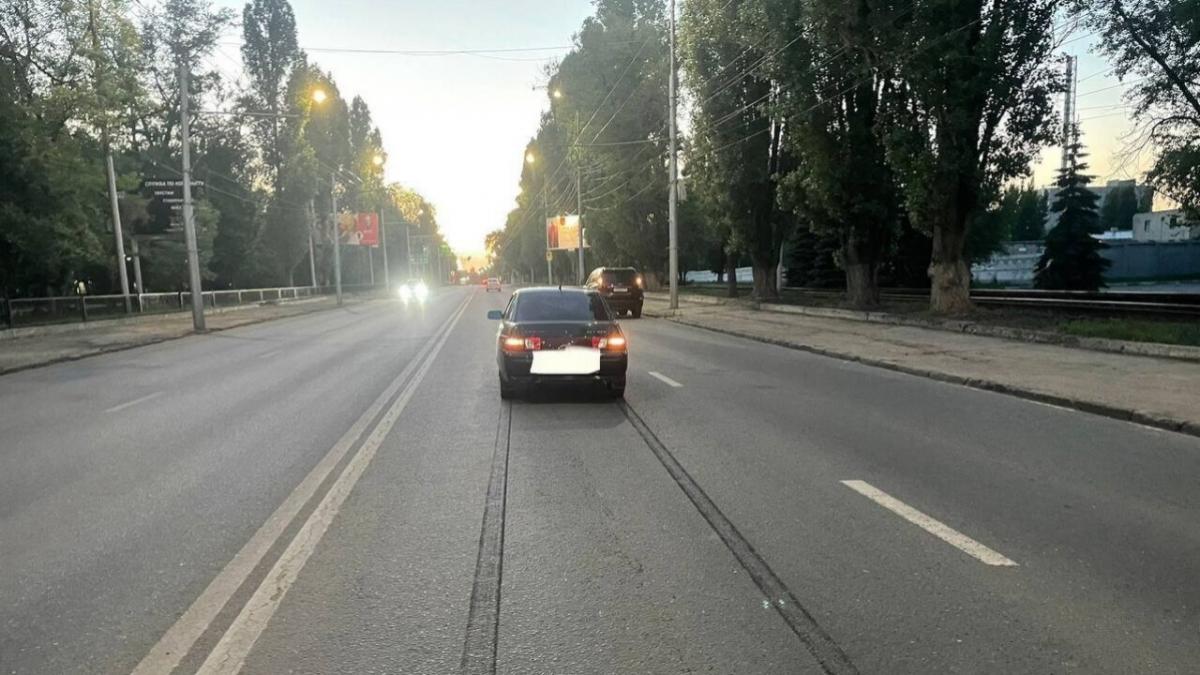 В Саратове молодой мужчина попал под колеса двух авто на проспекте 50 лет Октября 