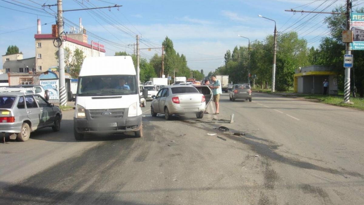 В Энгельсе на проспекте Строителей столкнулись «Лада Гранта» и «четырнадцатая» 