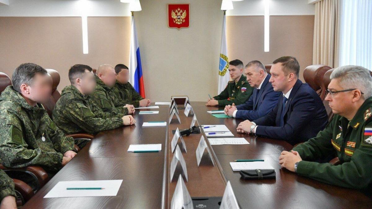 Бусаргин встретился в Саратове с контрактниками и добровольцами из зоны СВО