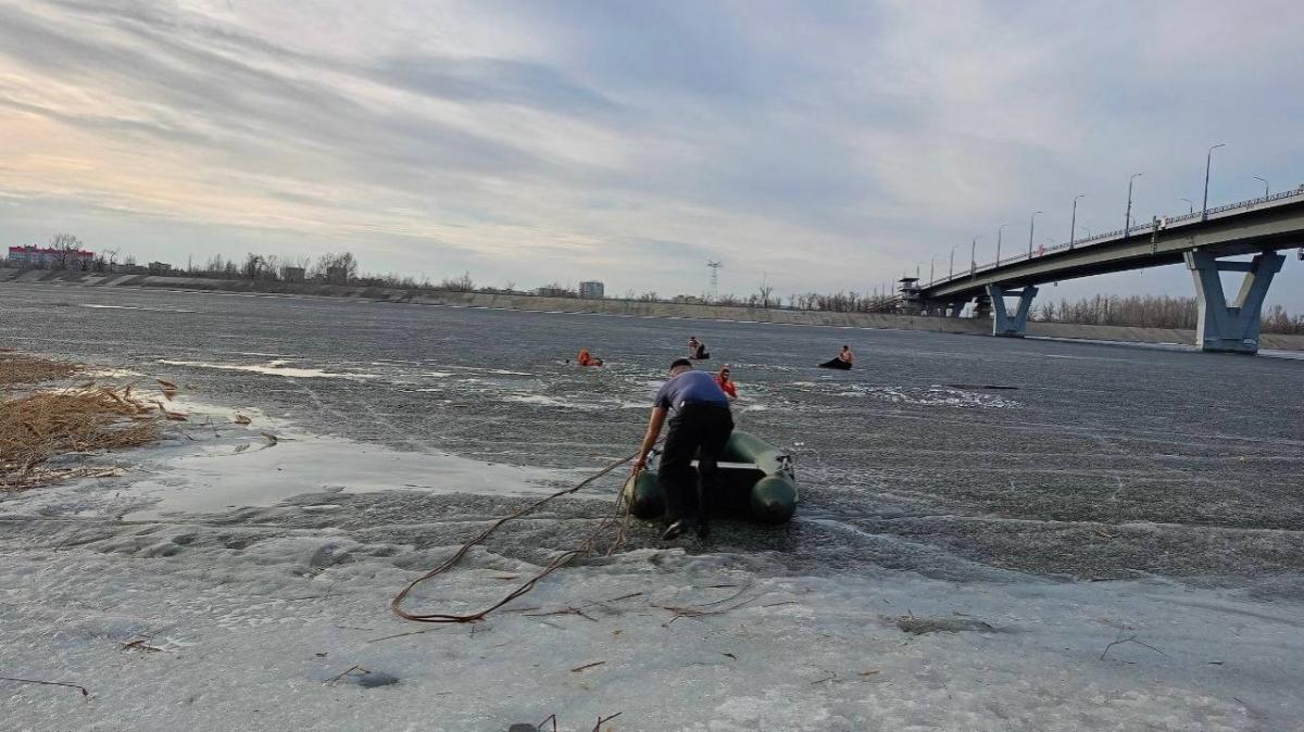 В Балаково 13-летняя девочка провалилась под лед у моста Победы