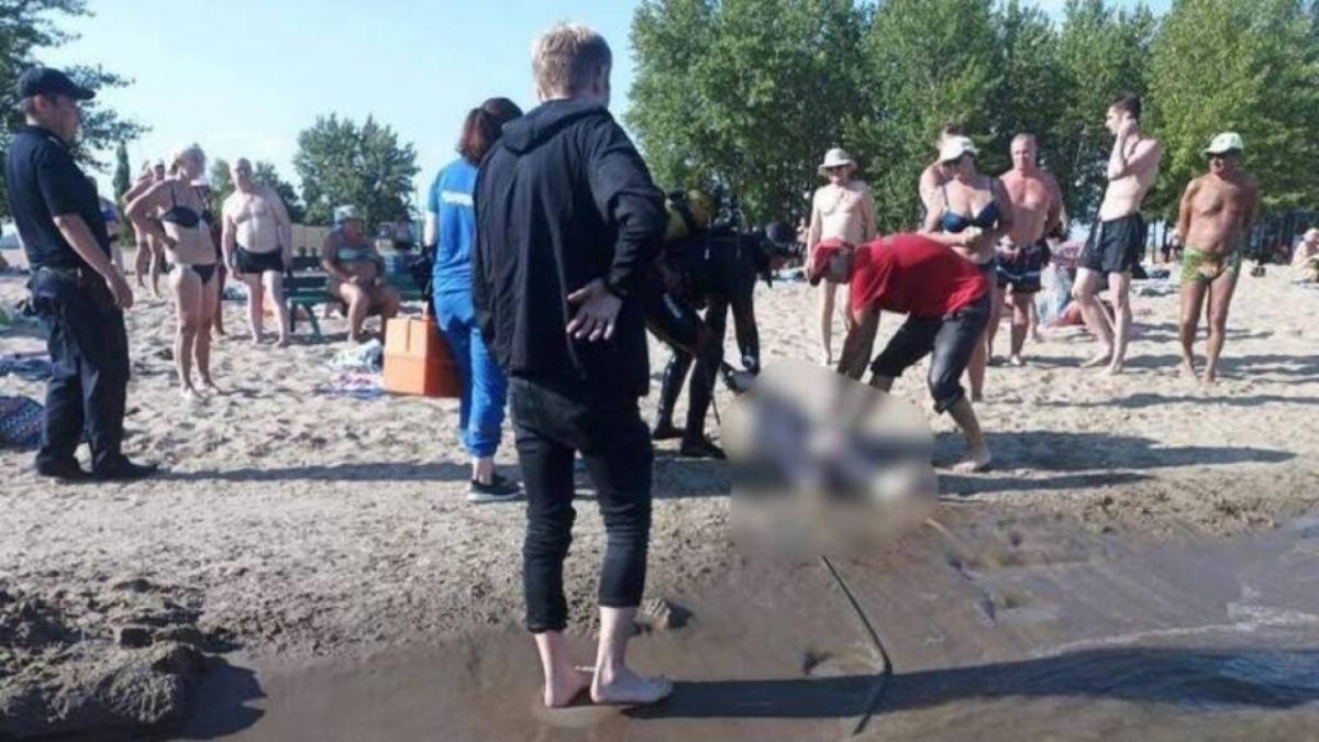 На пляже в Саратове водолазы достали из воды тело 36-летней женщины