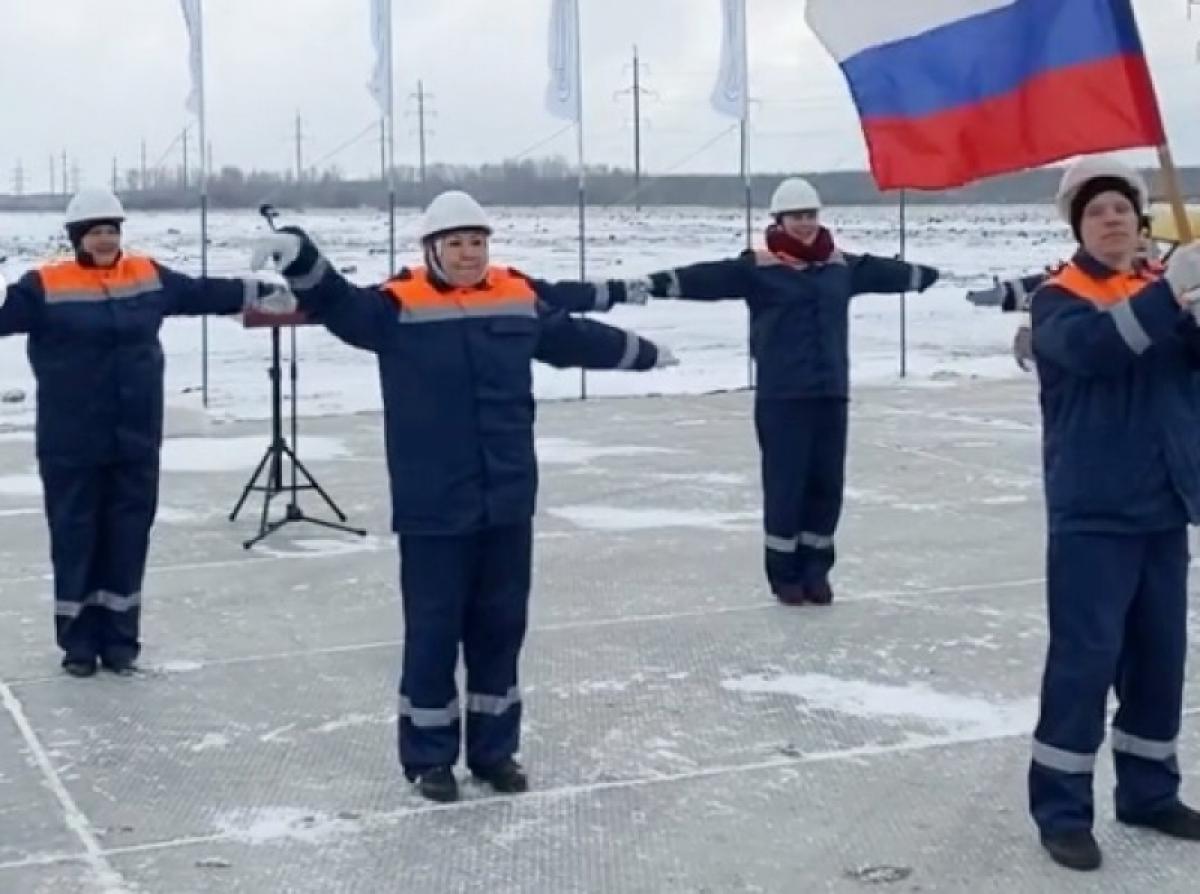 Депутат Госдумы снял на видео танец строителей перед губернатором Радаевым