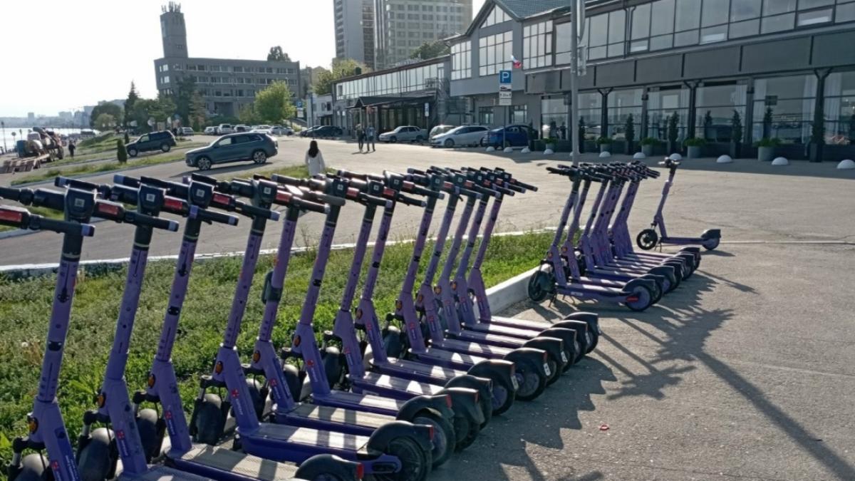 В Саратове на Рахова инспекторы пресекли движение электросамокатов «под знак»