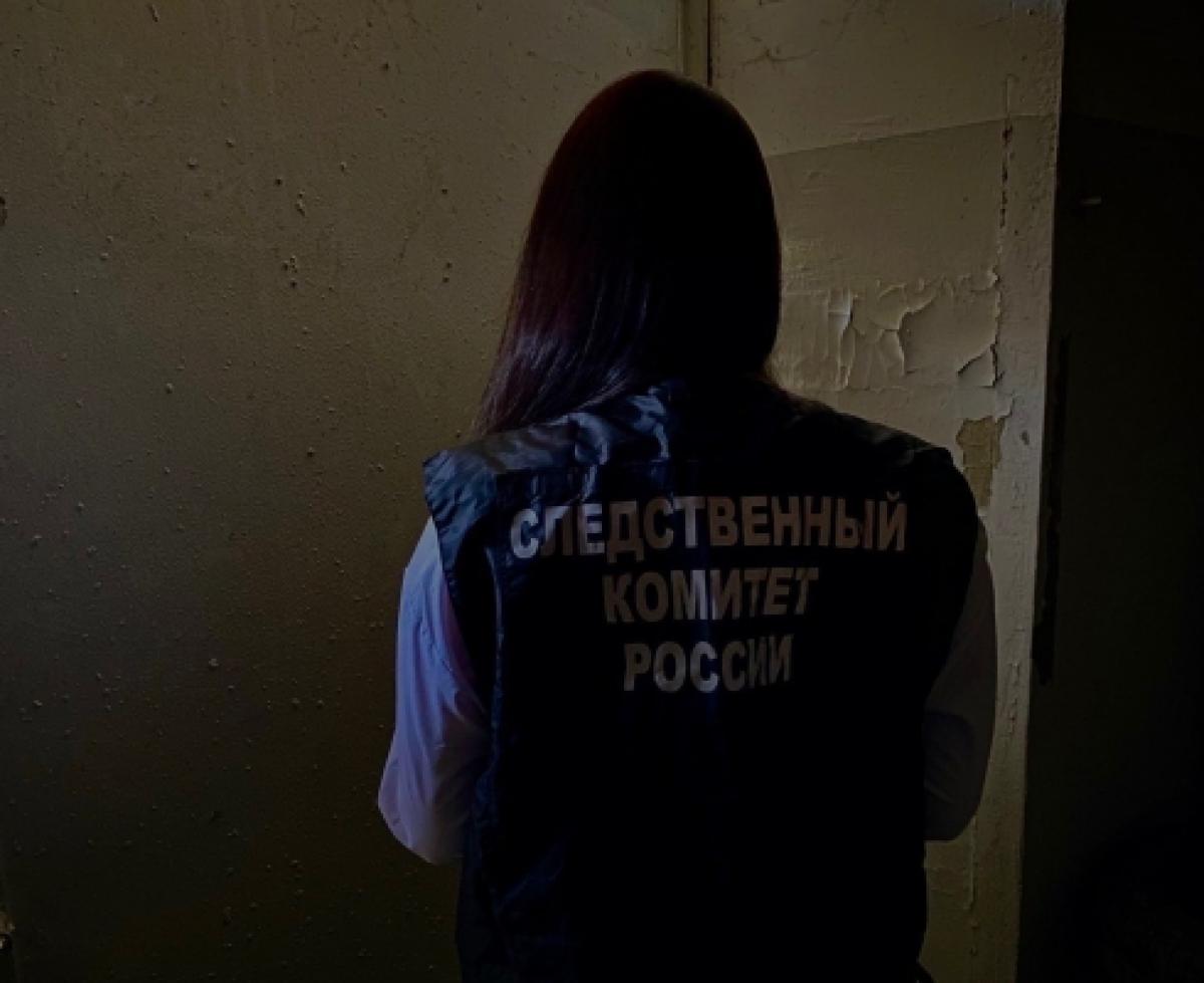 В Саратове возле многоквартирного дома нашли мертвого парня 