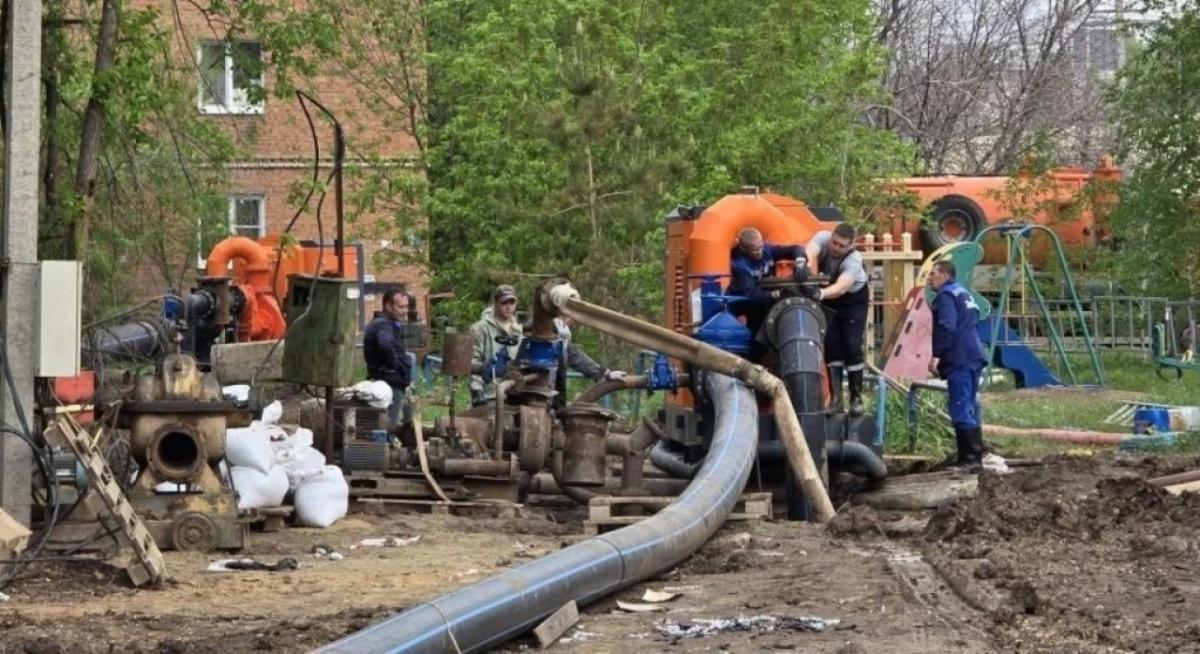 Авария на коллекторе в Энгельсе: идут работы по прокладке нового трубопровода