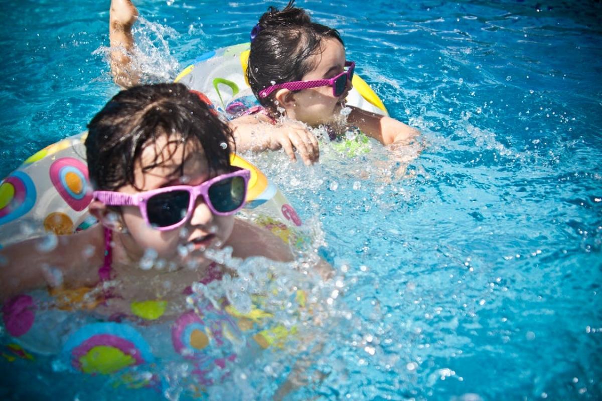 6-летний ребенок чуть не утонул в открытом бассейне в Саратове