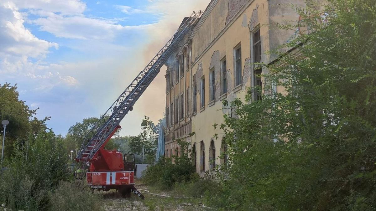 В Энгельсе сгорел Дом офицеров в Летном городке