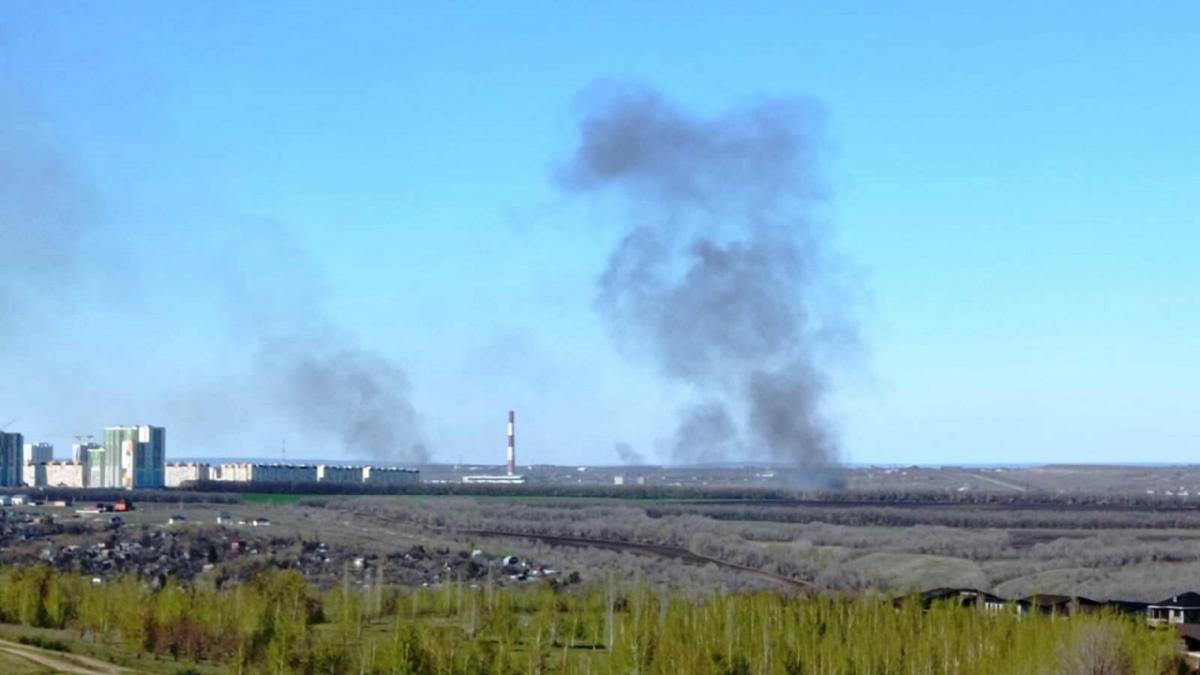 В Ленинском районе Саратова горящую траву и камыш тушат 3 пожарных расчета