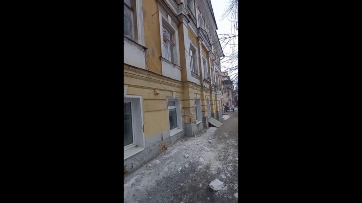 В Саратове у Дома Волкова-Бабушкина обвалилась часть фасада