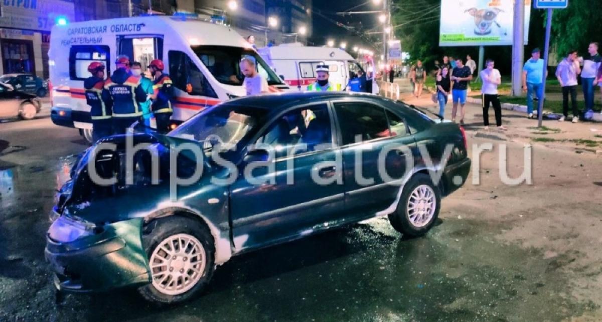 Крупное ДТП в центре Саратова: в столкновении иномарок пострадали 6 человек