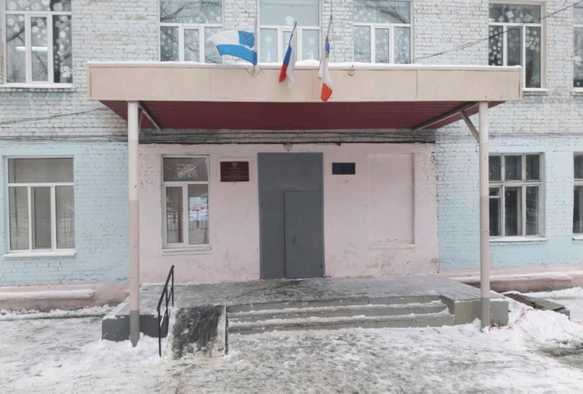 Администрация Саратова выразила недовольство тем, что директор и педагог расчищали крышу школы от снега