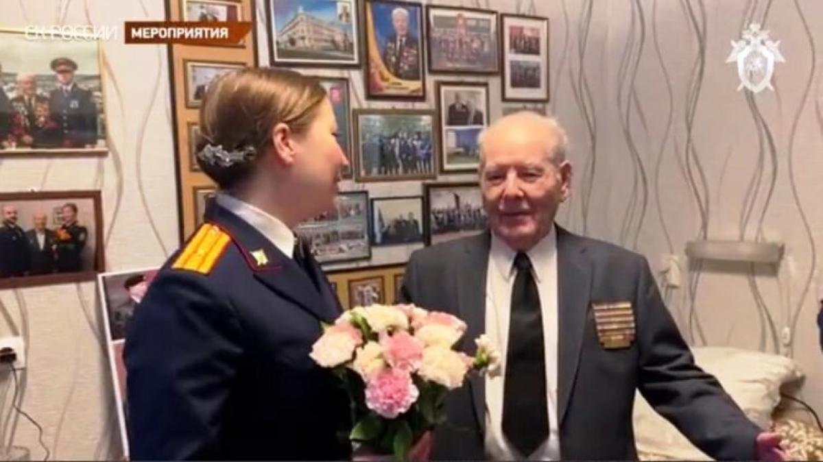 Саратовские следователи поздравили ветерана войны с 99-летием