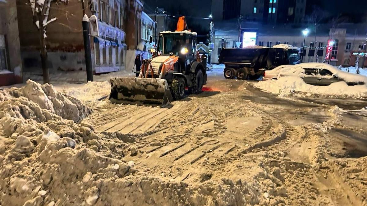 В Энгельсе продолжаются работы по уборке города от снежных масс и наледи